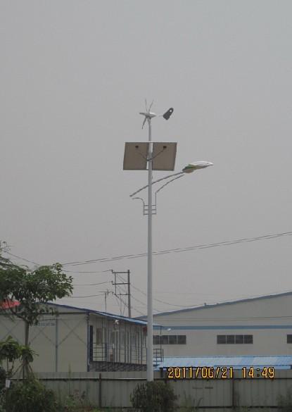 供应40W太阳能风能路灯系统 水平轴风光互补路灯