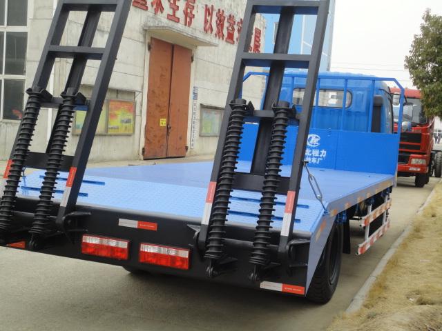 供应挖机运输拖板车厂家直销价格底东风多利卡平板车图片