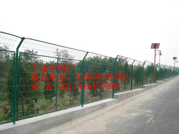 供应高速护栏网/高速公路护栏网/框架型护栏网1.8m3m护栏