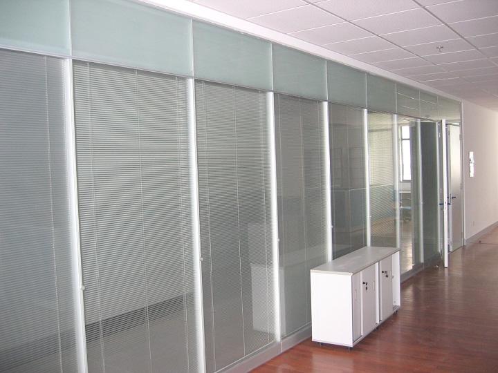 供应办公室玻璃隔断，广州办公室玻璃隔断设计，买隔断首选佰正家具办