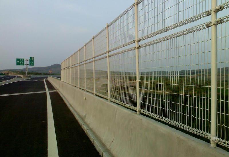 供应河北胜公路交通安全防护双圈护栏网隔离栅围网
