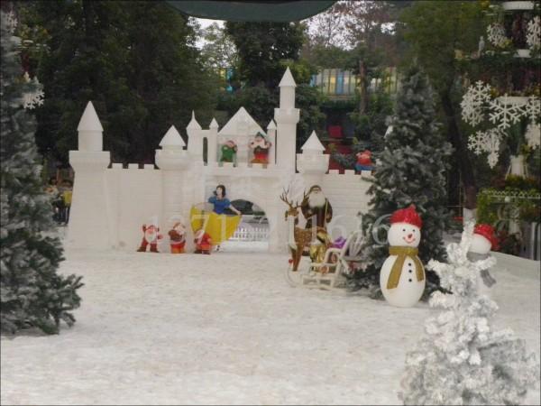 供应圣诞节装饰品挂件布置泡沫雕刻布置景观雕刻布置圣诞节布置对话树图片