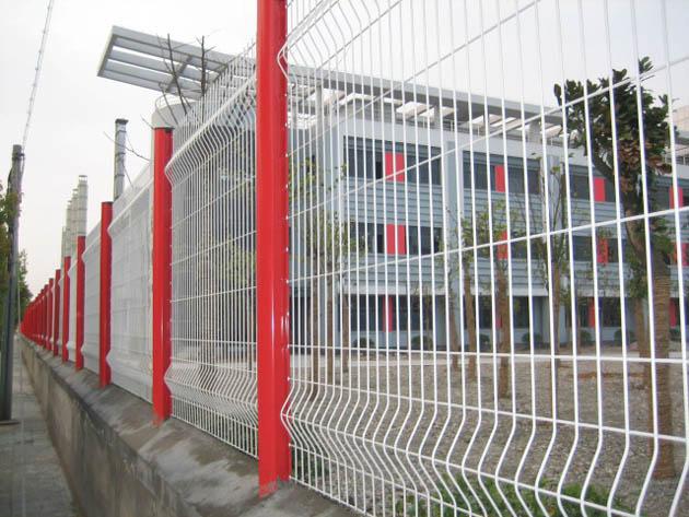 许捷丝网常年供应浸塑框架护栏，双边丝护栏现货图片
