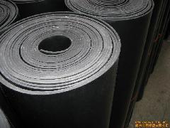 橡胶板用作机器座垫,车辆内敷地胶板,印刷胶板,各种耐酸、碱、油类的保护板,以及用作橡胶密封垫、缓冲垫等