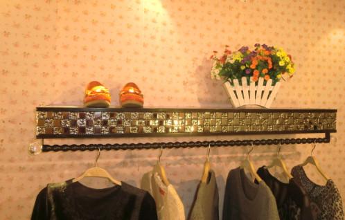 供应北京服装店上墙展示架，马赛克装饰铁艺葫芦杆侧挂架，衣架货架批发