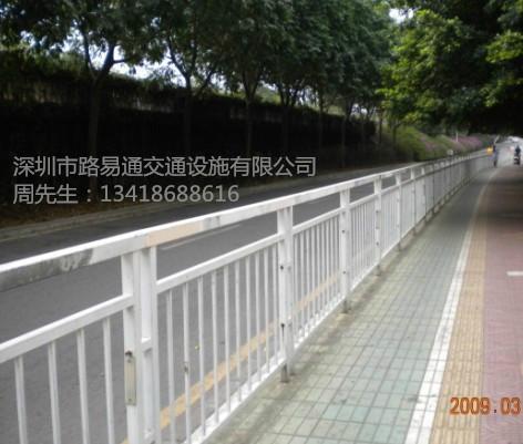 选择市政道路护栏 甲型护栏 深圳护栏厂家首先（路易通）