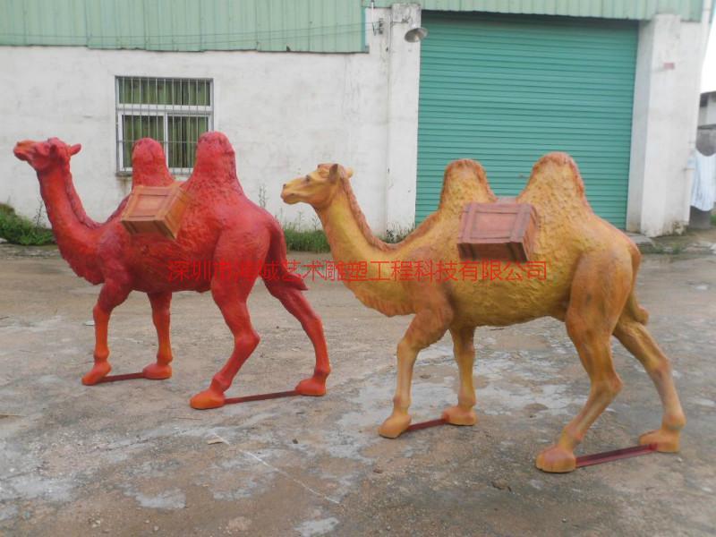 供应玻璃钢骆驼雕塑/仿真动物雕塑/双峰骆驼雕塑摆设户外公园