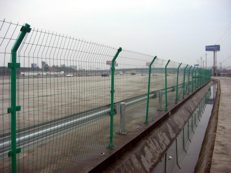 低价供应护栏网3米/套 公铁路防护隔离网