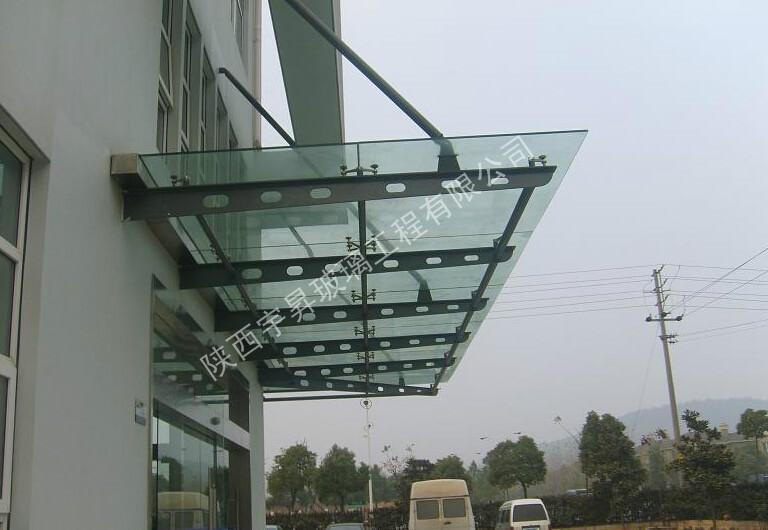 供应西安玻璃雨棚，玻璃雨棚，钢化玻璃雨棚，钢结构雨棚，价格低欢迎来电