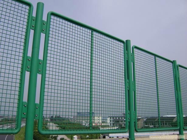 供应黑龙江鸡西机场护栏隔离网