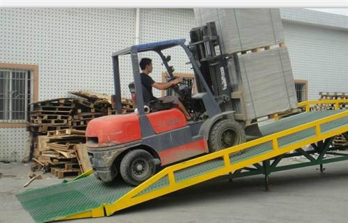 大埔移动式登车卸货平台,移动式登车卸货平台规格,现货移动式登车卸