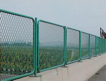 供应镀锌钢板网片护栏 浸塑钢板网护栏