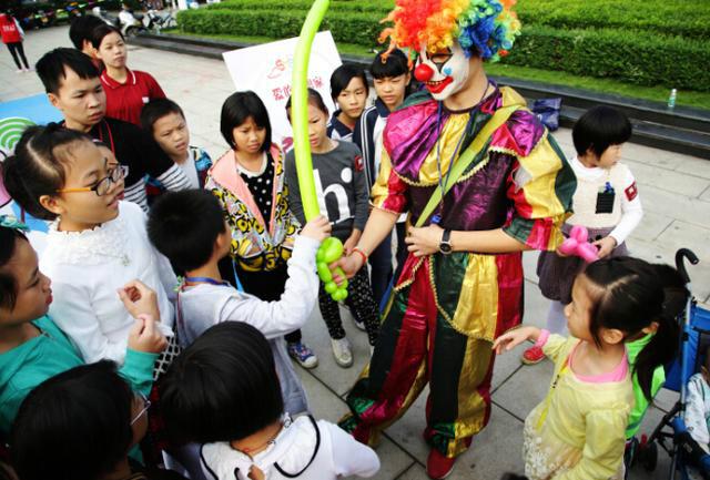 供应惠州端午节小丑魔术气球，高跷小丑，赞美气球装饰。