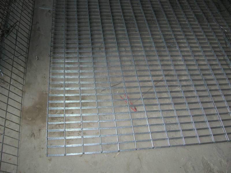 供应黑铁丝电焊网片 建筑防护黑铁丝电焊网片价格