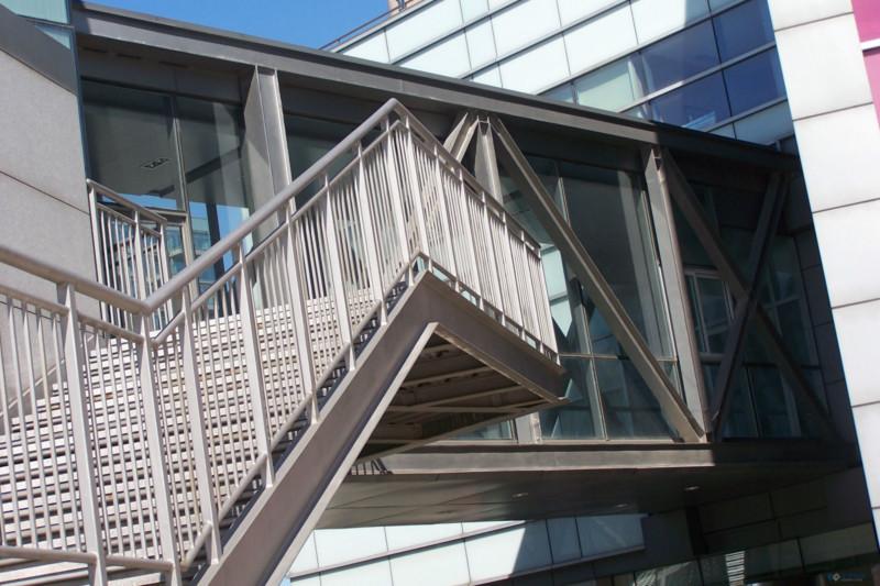 供应青岛筑之源供应钢楼梯质量优造型多