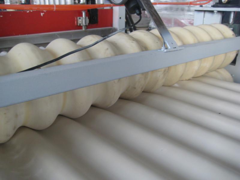 供应青岛PVC波浪板梯形板挤出生产线图片