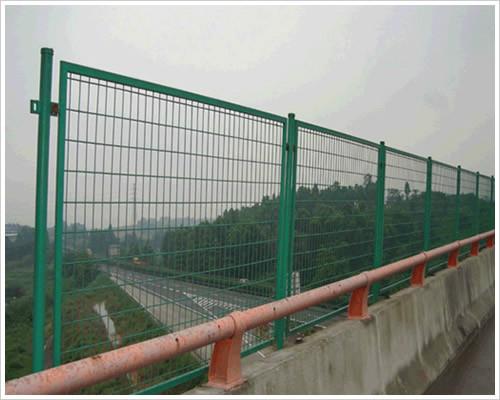 供应环隆网业/框架Q195铁丝护栏网 公路护栏网图片