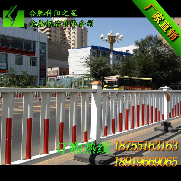 供应安徽市政道路护栏道路中央隔离栏城市交通隔离栅 马路镀锌护栏