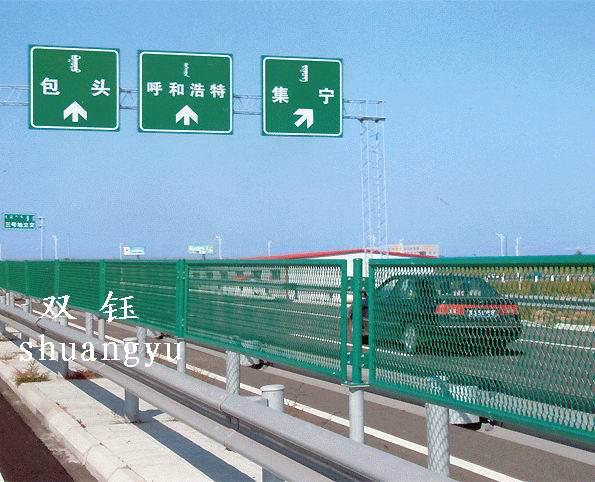 厂家生产武汉 黄冈钢板网护栏，钢板防眩网，高速两边防护栏图片
